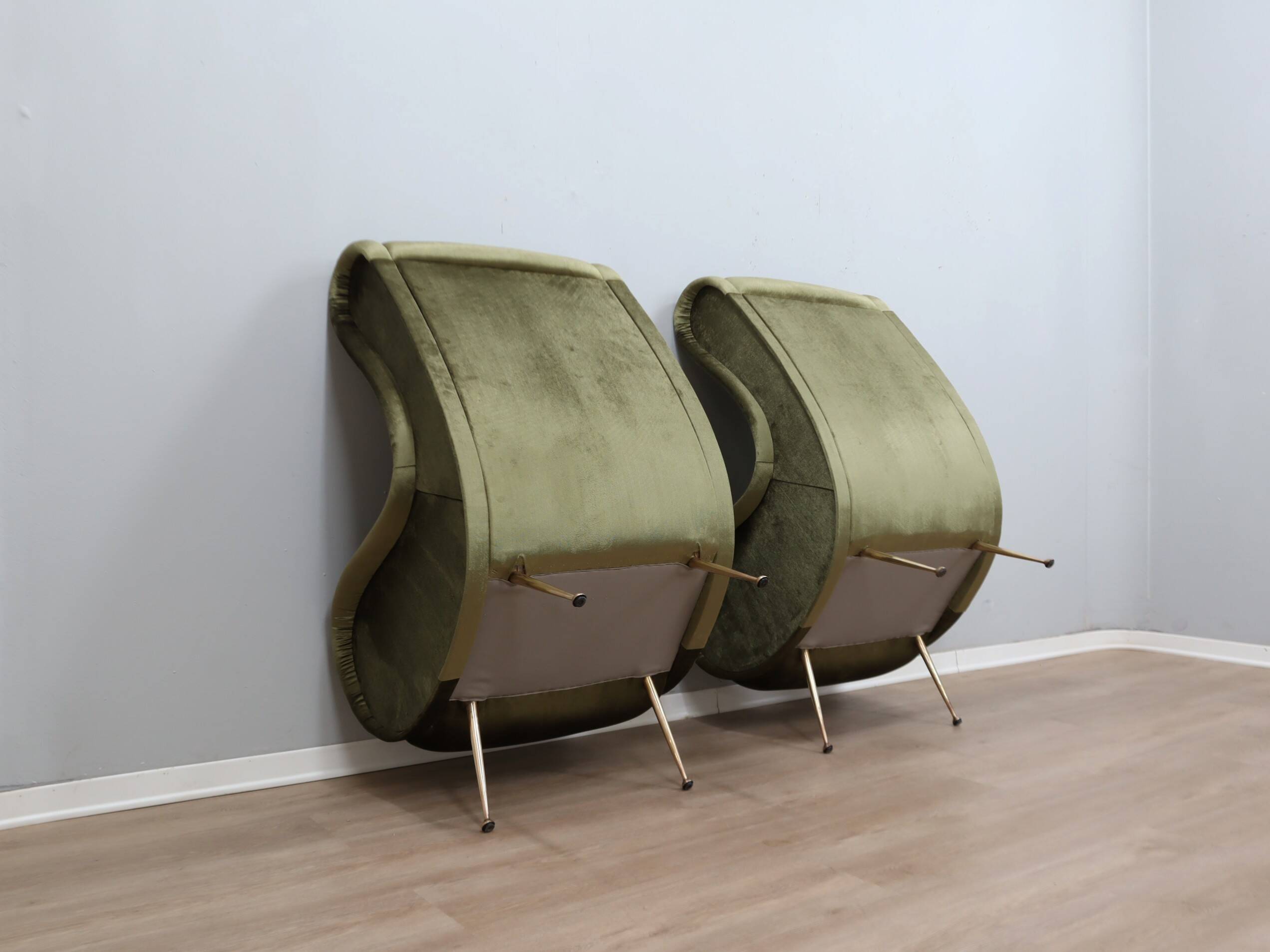 Paire de fauteuils italiens des années 1950 style Senior Zanuso en velours vert.