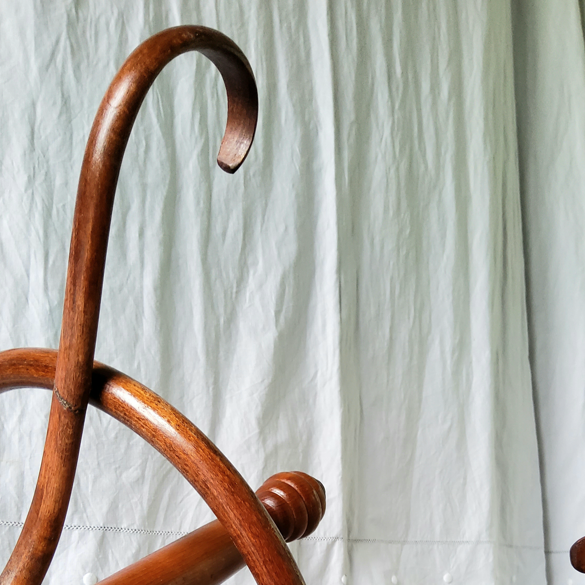 Coat rack parrot Thonet