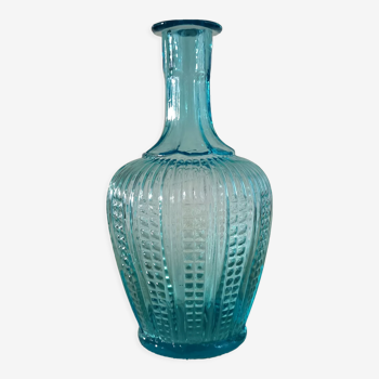 Vase en verre moulé