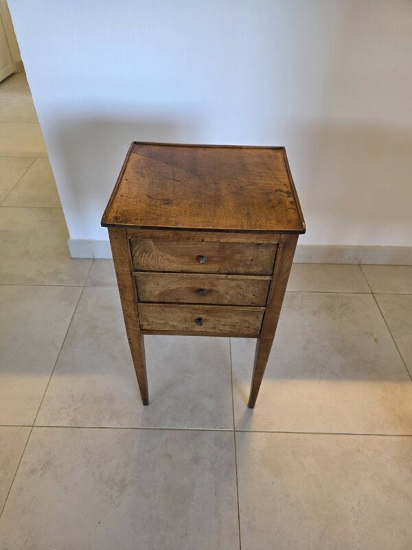 Petite table de nuit / chiffonnière d'époque Louis XVI en noyer 3 tiroirs