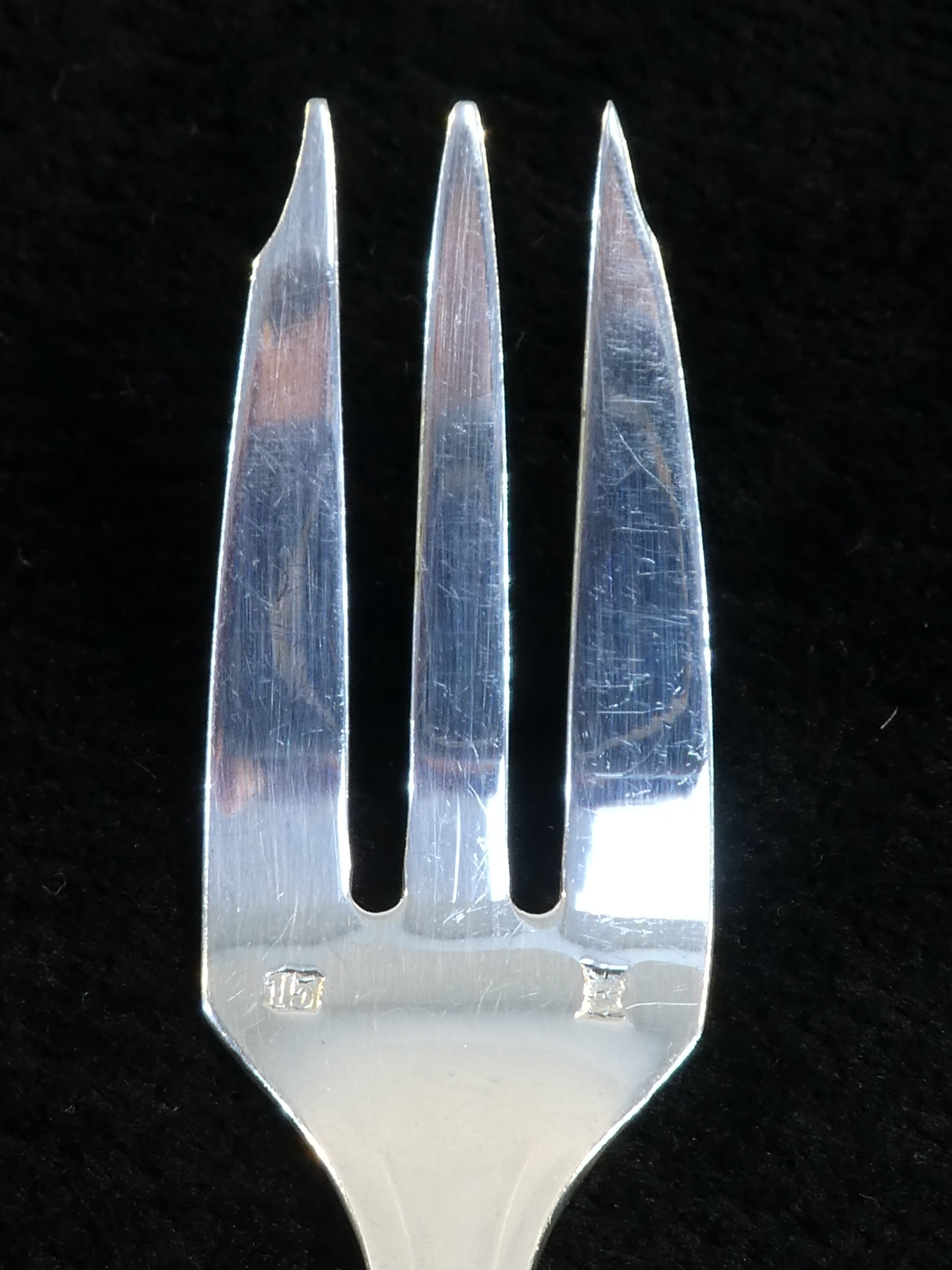 12 forks with silver metal cakes