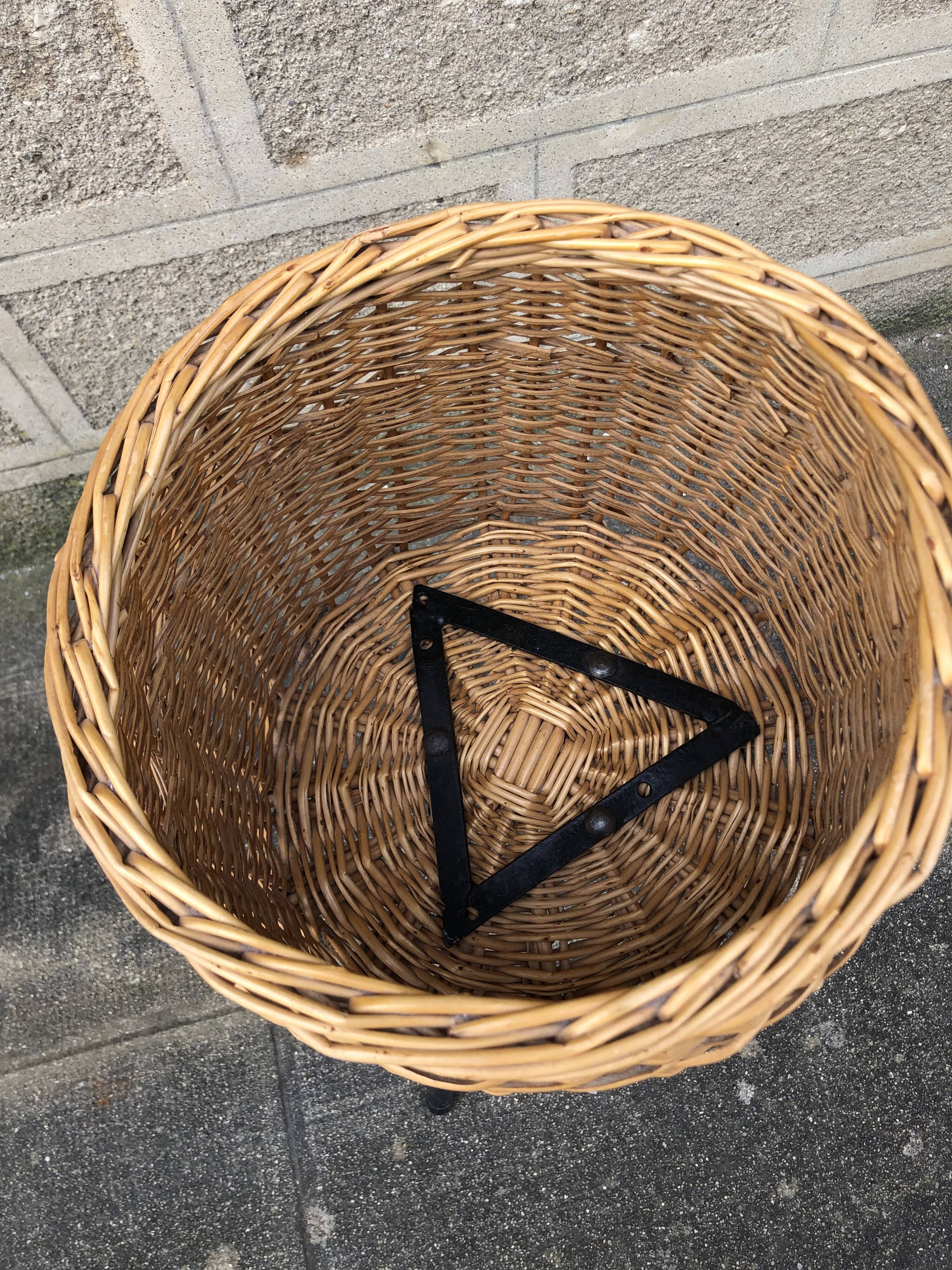 Door plant in rattan feet tripod metal