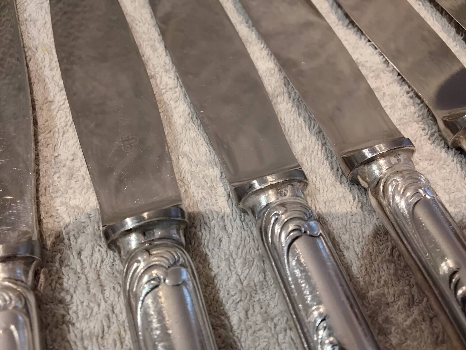 12 couteaux de table en métal argenté orfèvre Christofle Marly