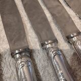 12 couteaux de table en métal argenté orfèvre Christofle Marly