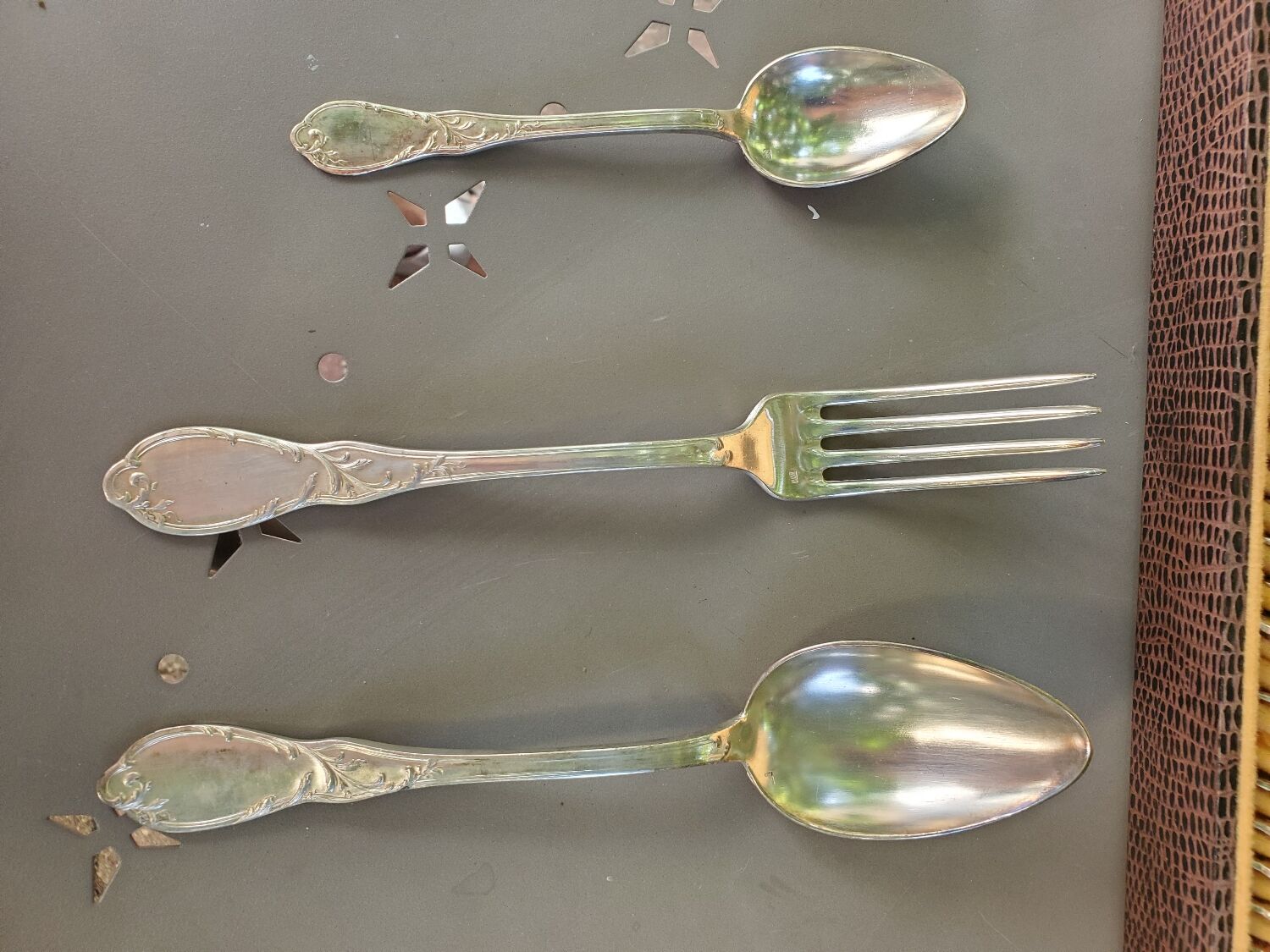 Silver-plated metal cutlery set