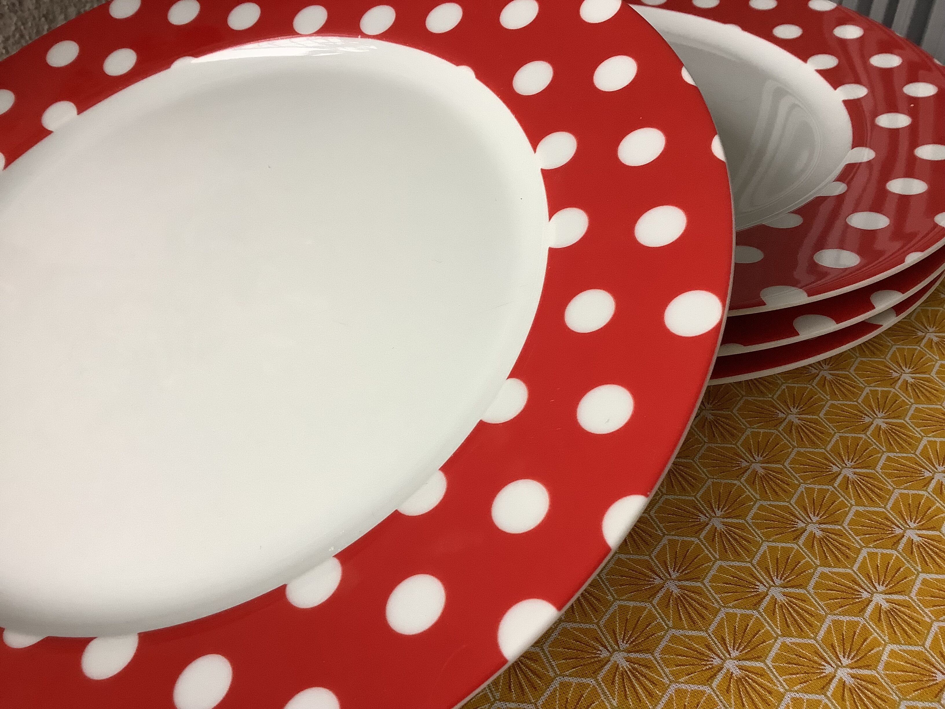 Polka dot plates Guy Degrenne