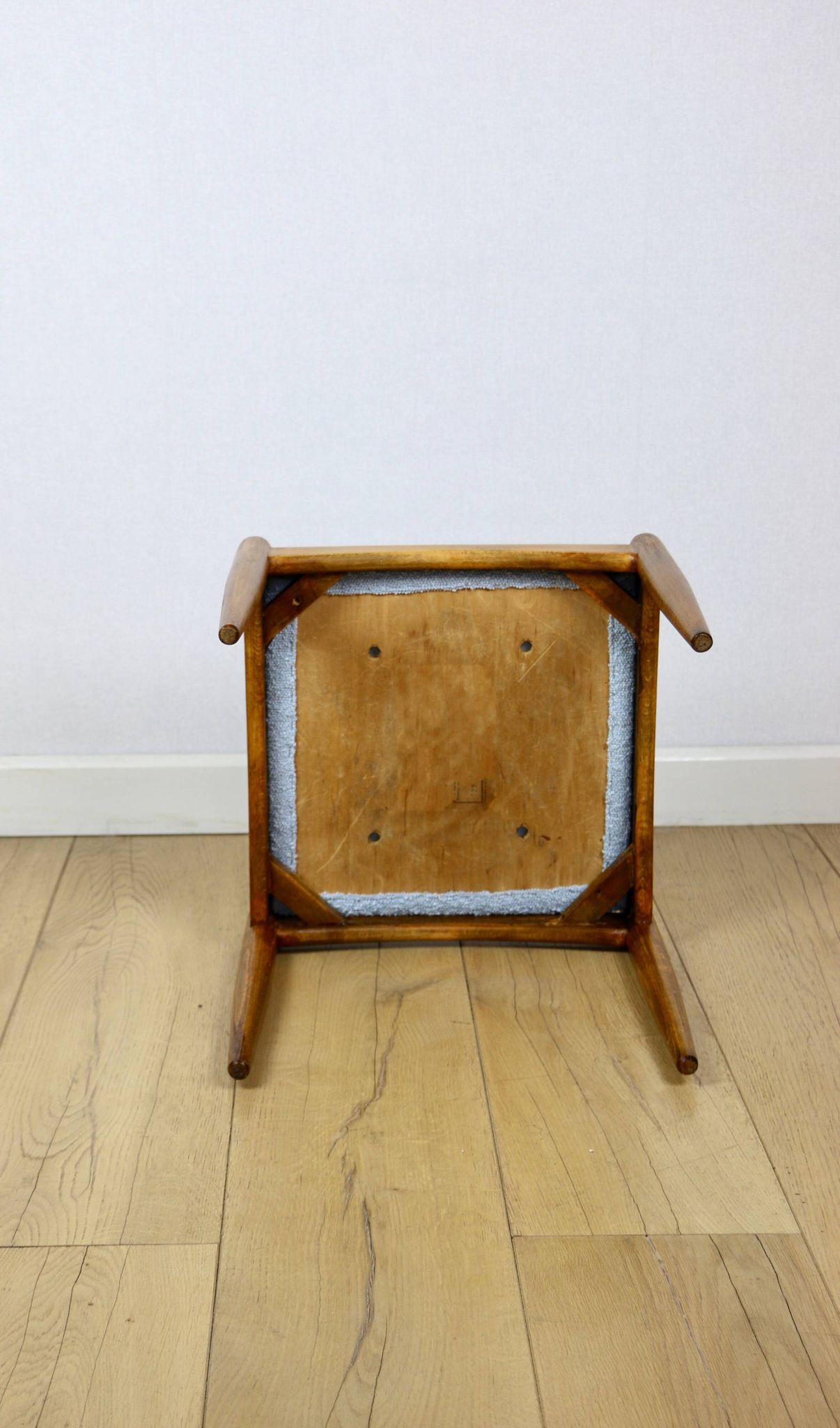 Tabouret Edmund Homa siège en bouclé bleu clair.