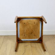 Tabouret Edmund Homa siège en bouclé bleu clair.