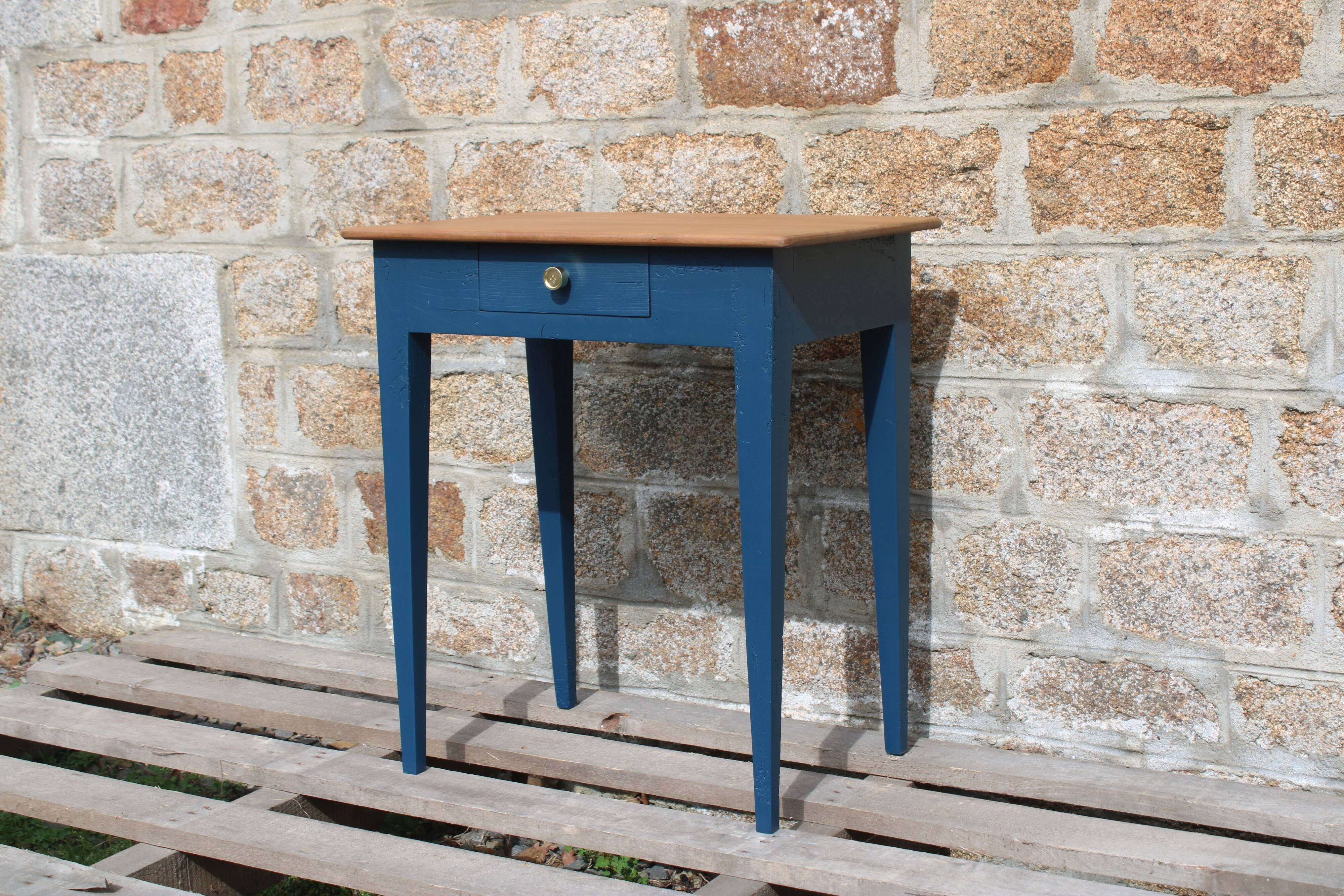 Table d’appoint ancienne rénovée – plateau bois naturel