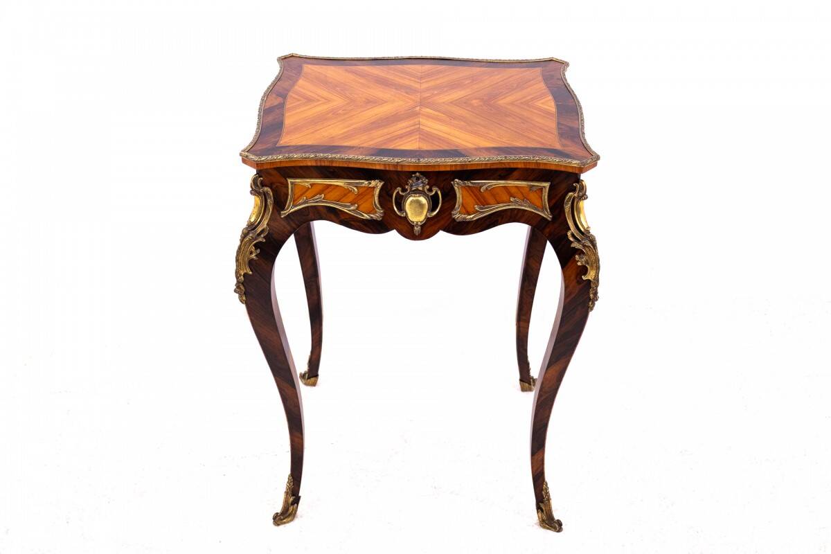 Table basse unique, France, vers 1880.