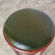 Tabouret de pub irlandais vintage : assise en cuir vert, bois courbé, style Thonet