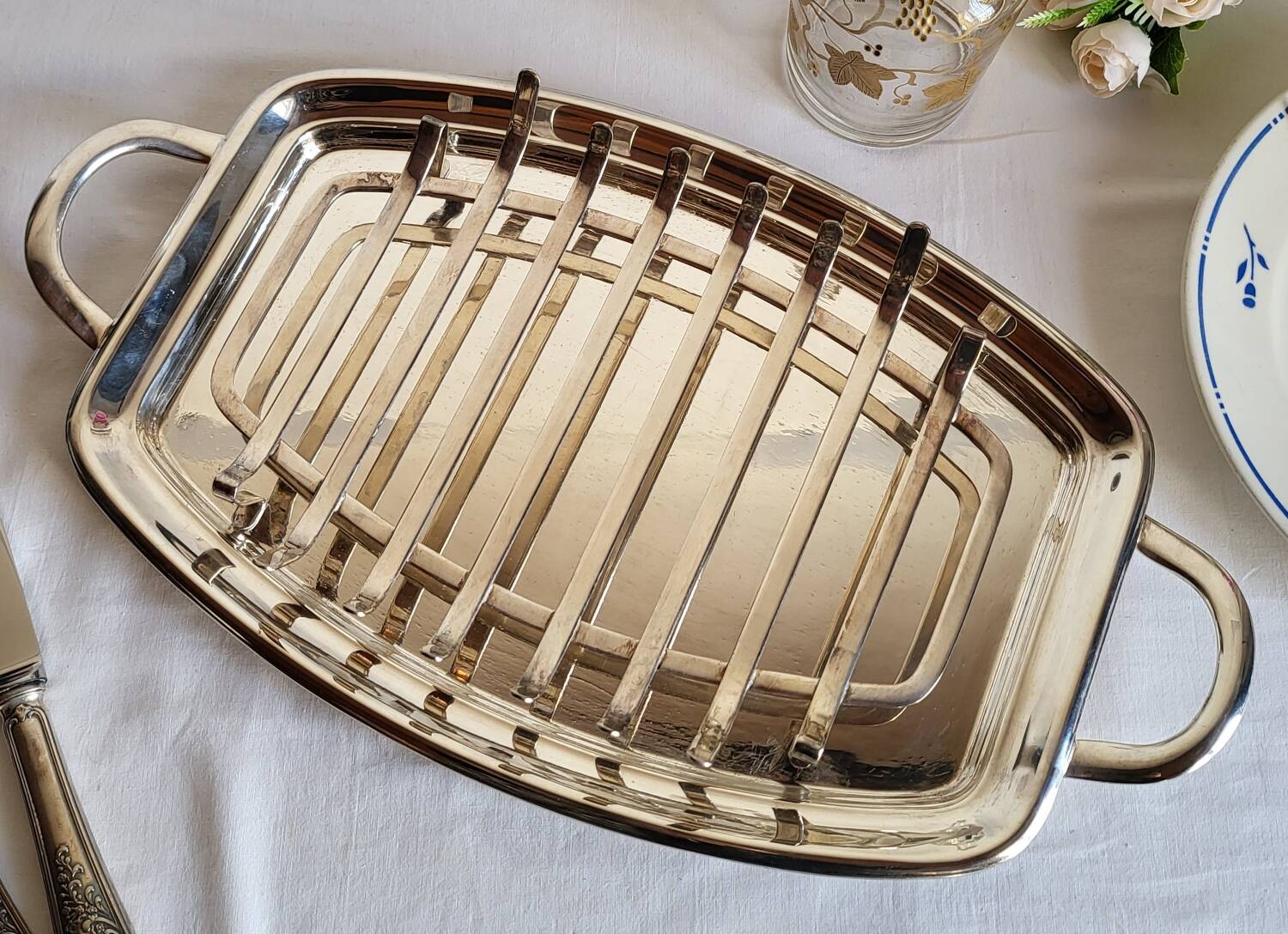 Silver-plated serving dish Quist and its asparagus cradle grid.