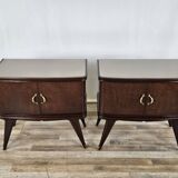 Paire de tables de chevet en acajou avec poignées en verre et laiton