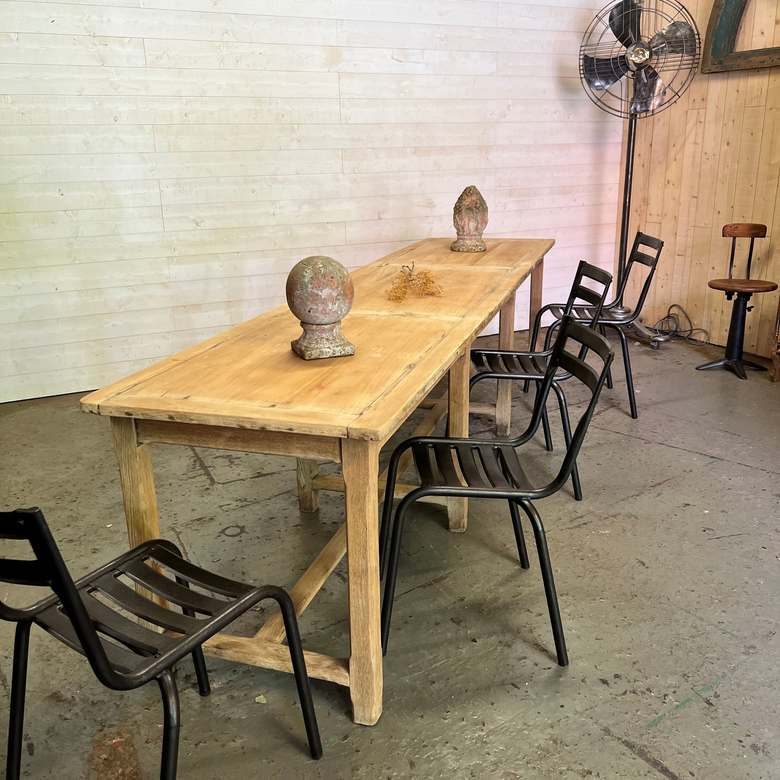 Ancienne table de ferme de communauté