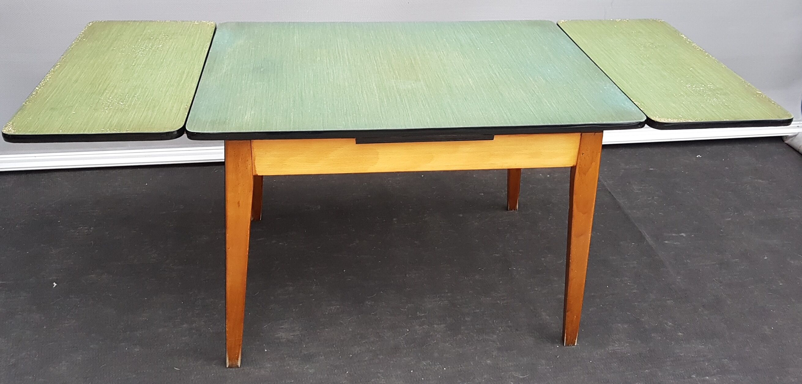 Chinagreen wood and vinyl expandable table