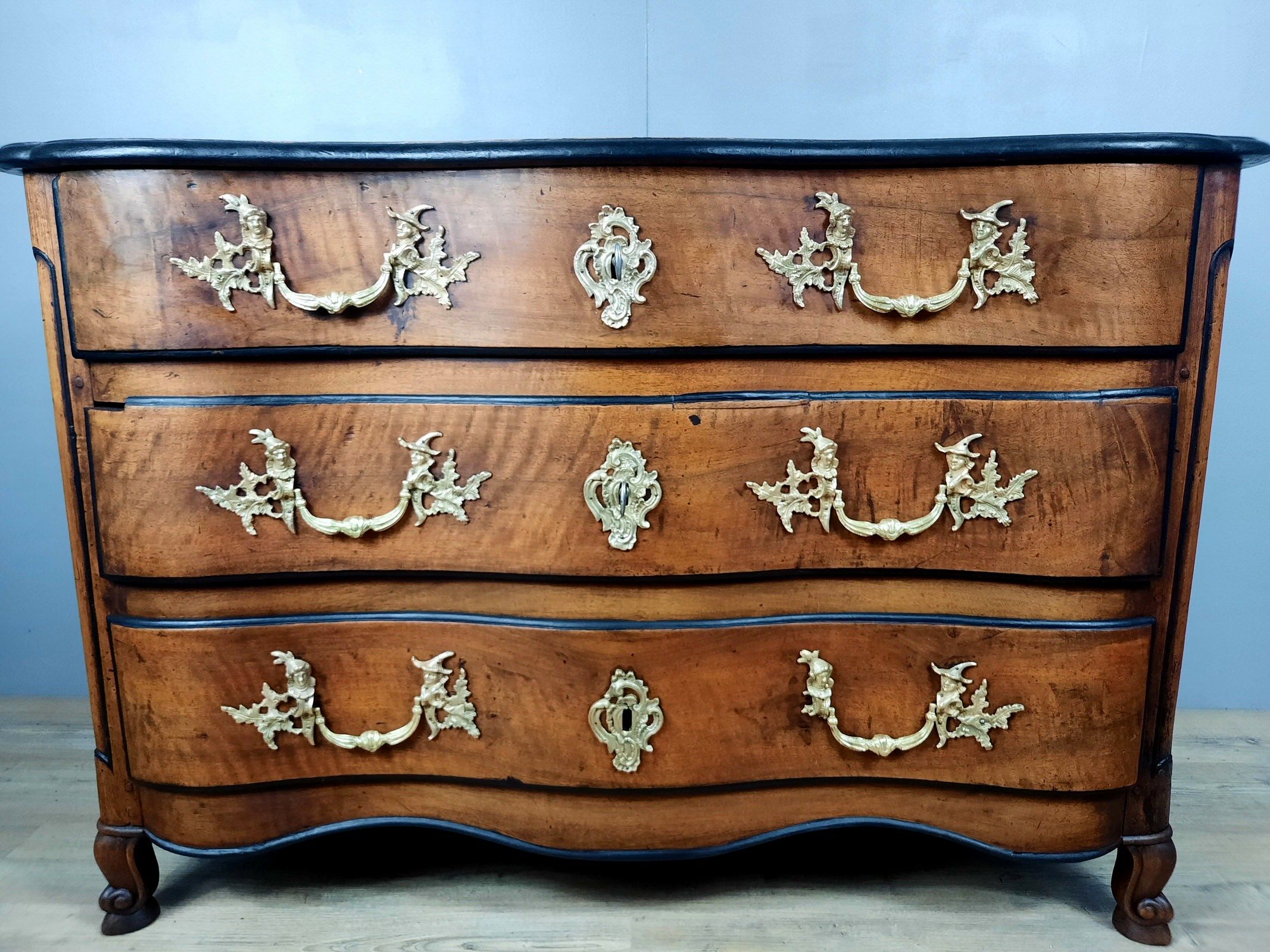 Chest of drawers crossbow louis XV in walnut XVIII th around 1750
