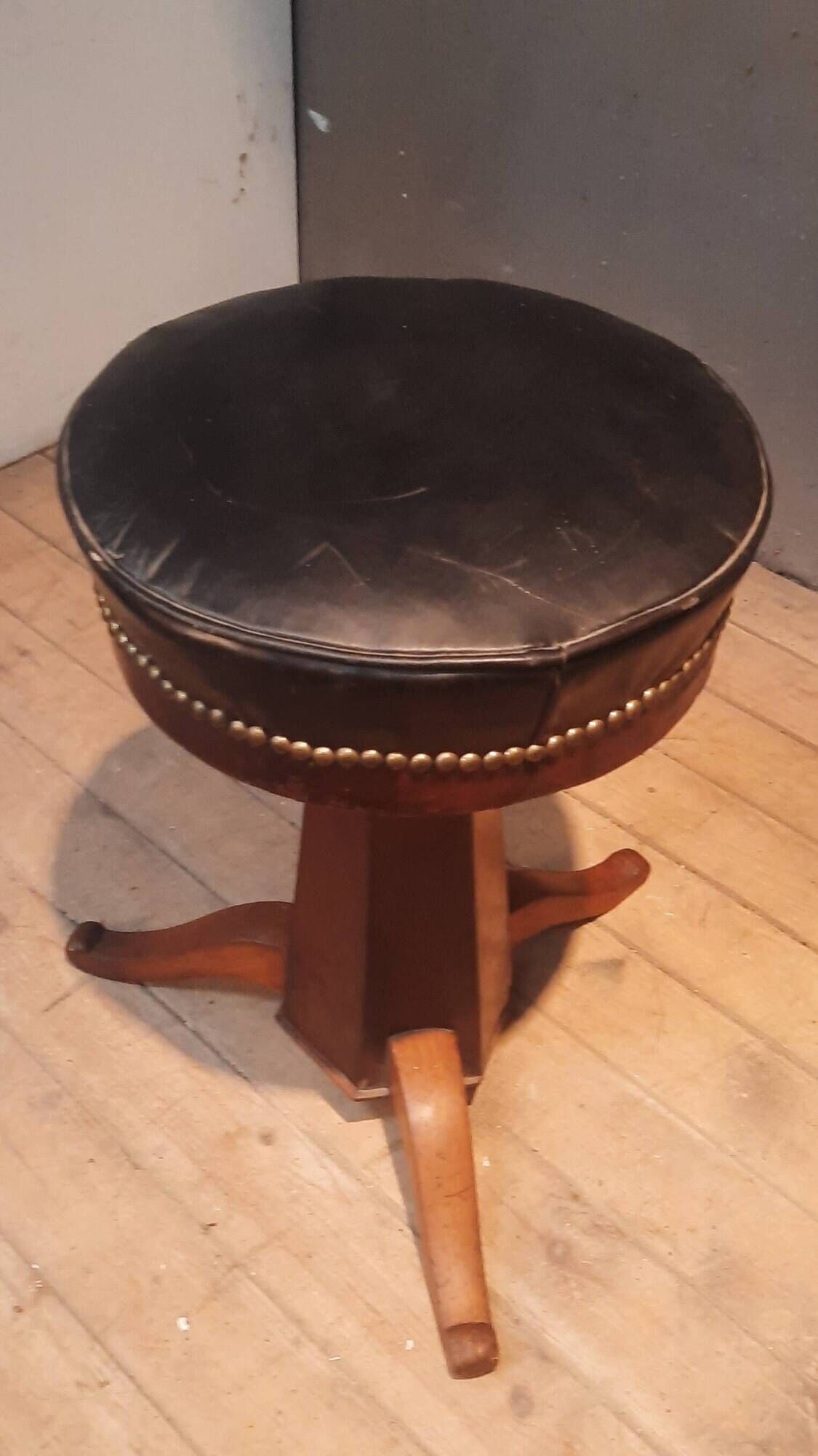 Hexagonal stool with adjustable height
