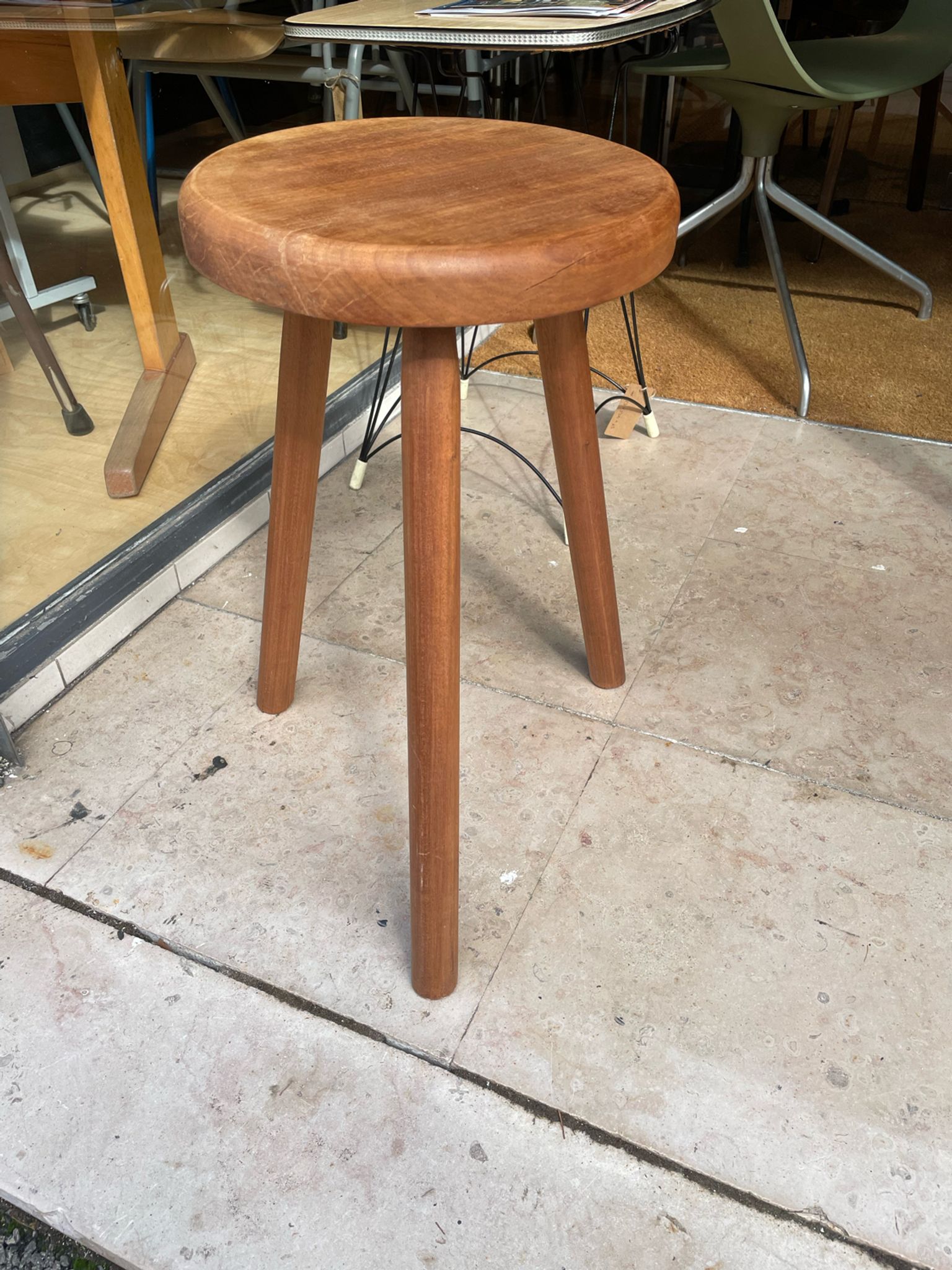 Tabouret moderniste t