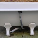 Old rounded emailed bathtub