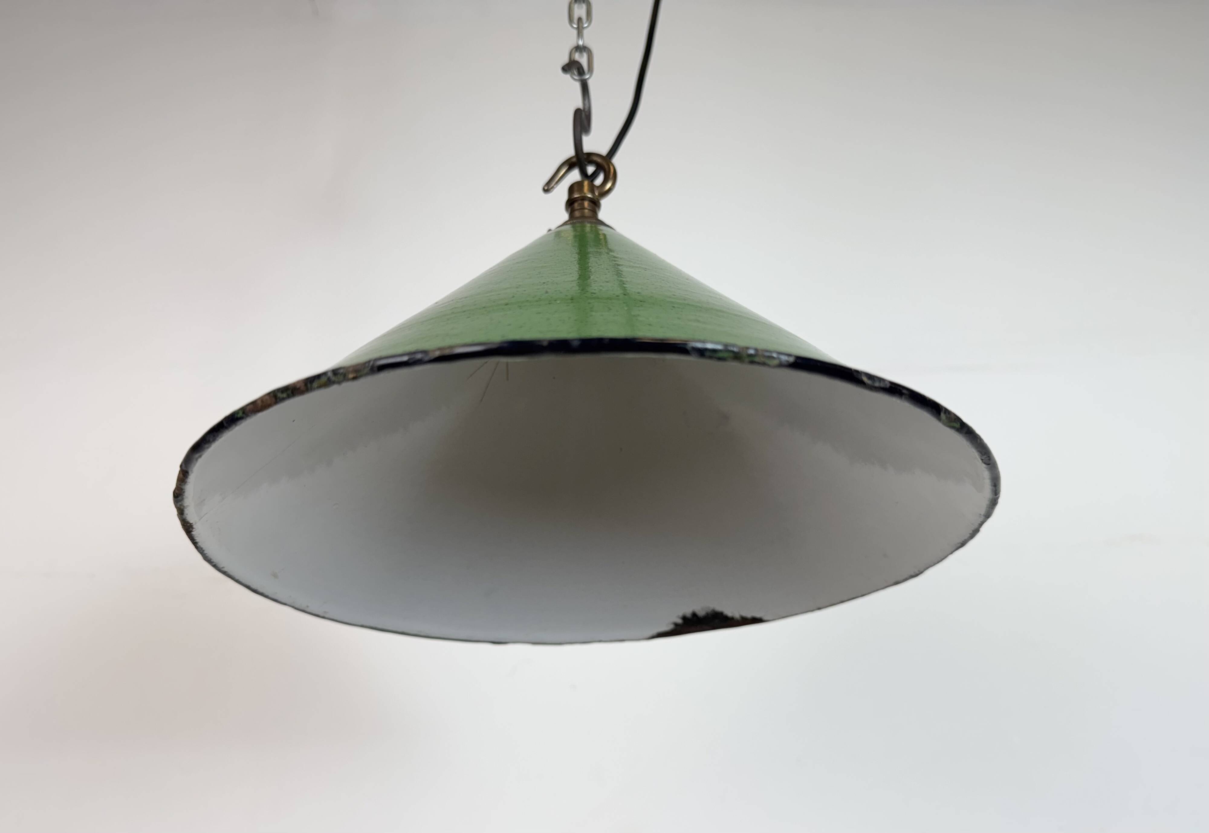 Suspension industrielle en tôle émaillée verte, années 1950