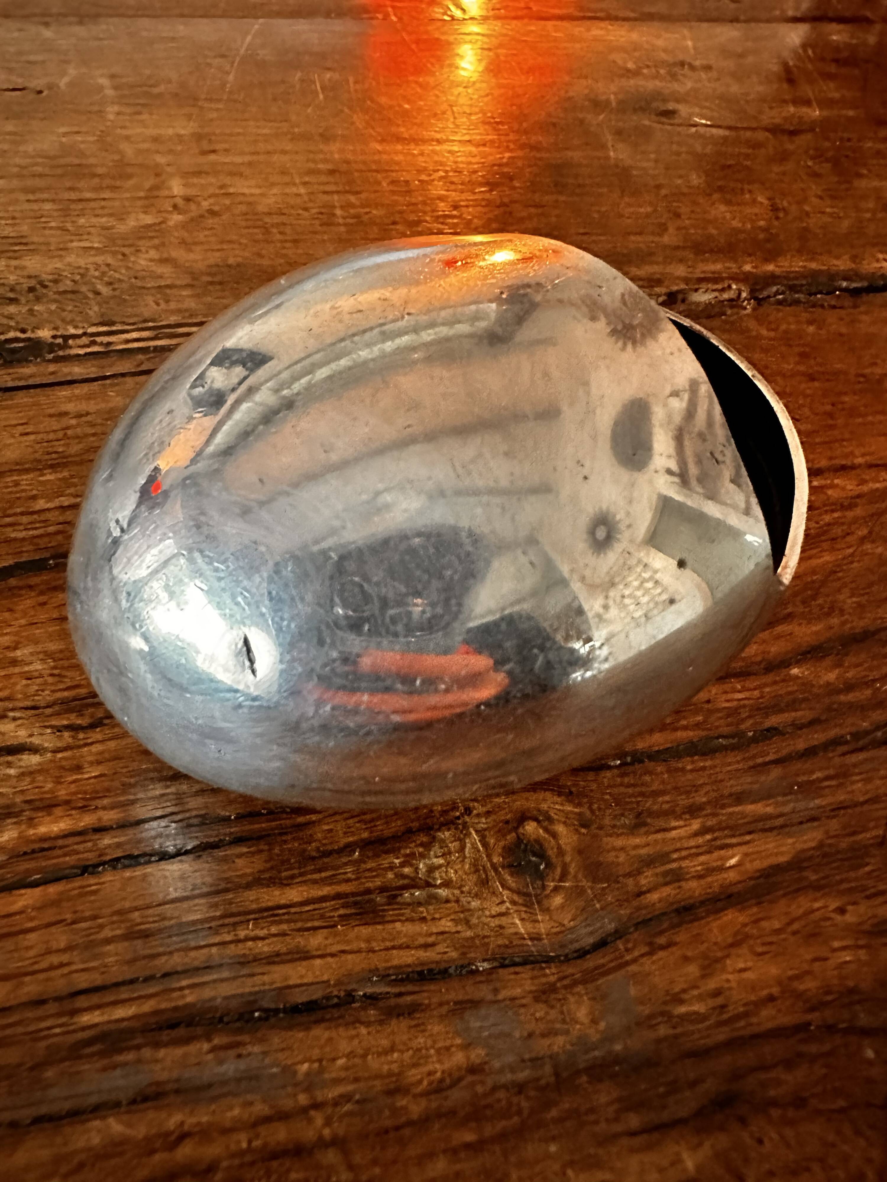 Egg ashtray “the smile” by Carl Cohr