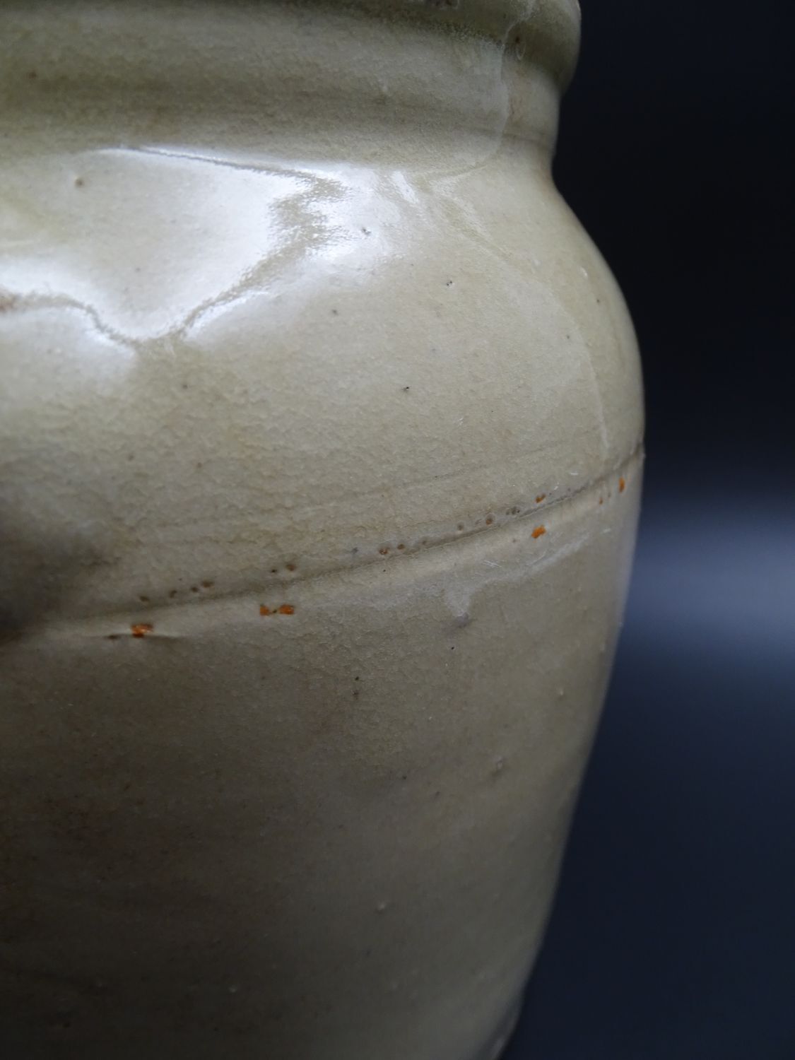 Grease pot with burgundy sandstone spout