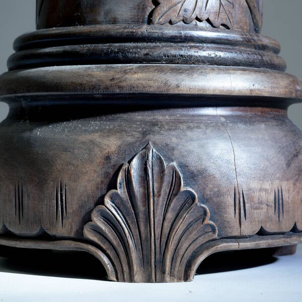Colonne en bois sculpté à la main, ornée d'un motif de vigne, France, années 1950
