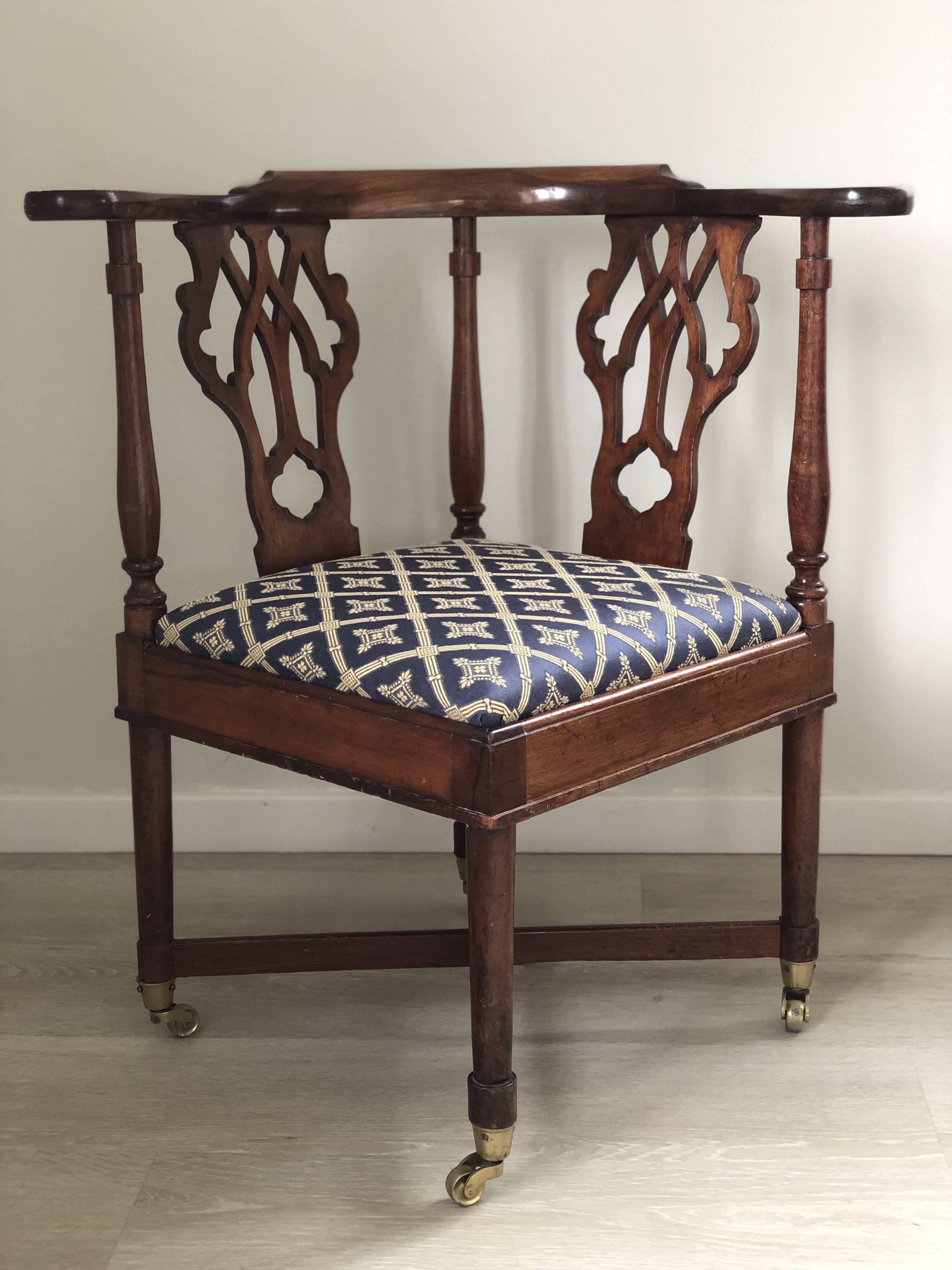 Chaise d'angle géorgienne en acajou sur roulettes, XIXe siècle