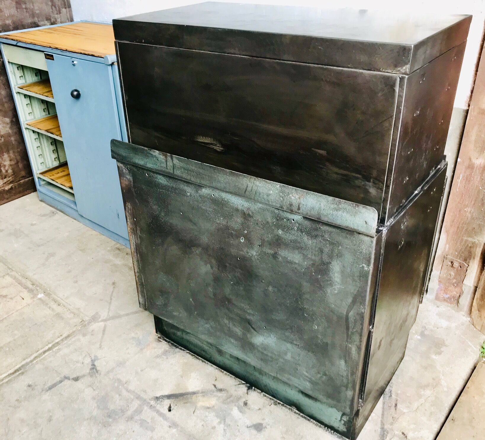Metal workshop cabinet