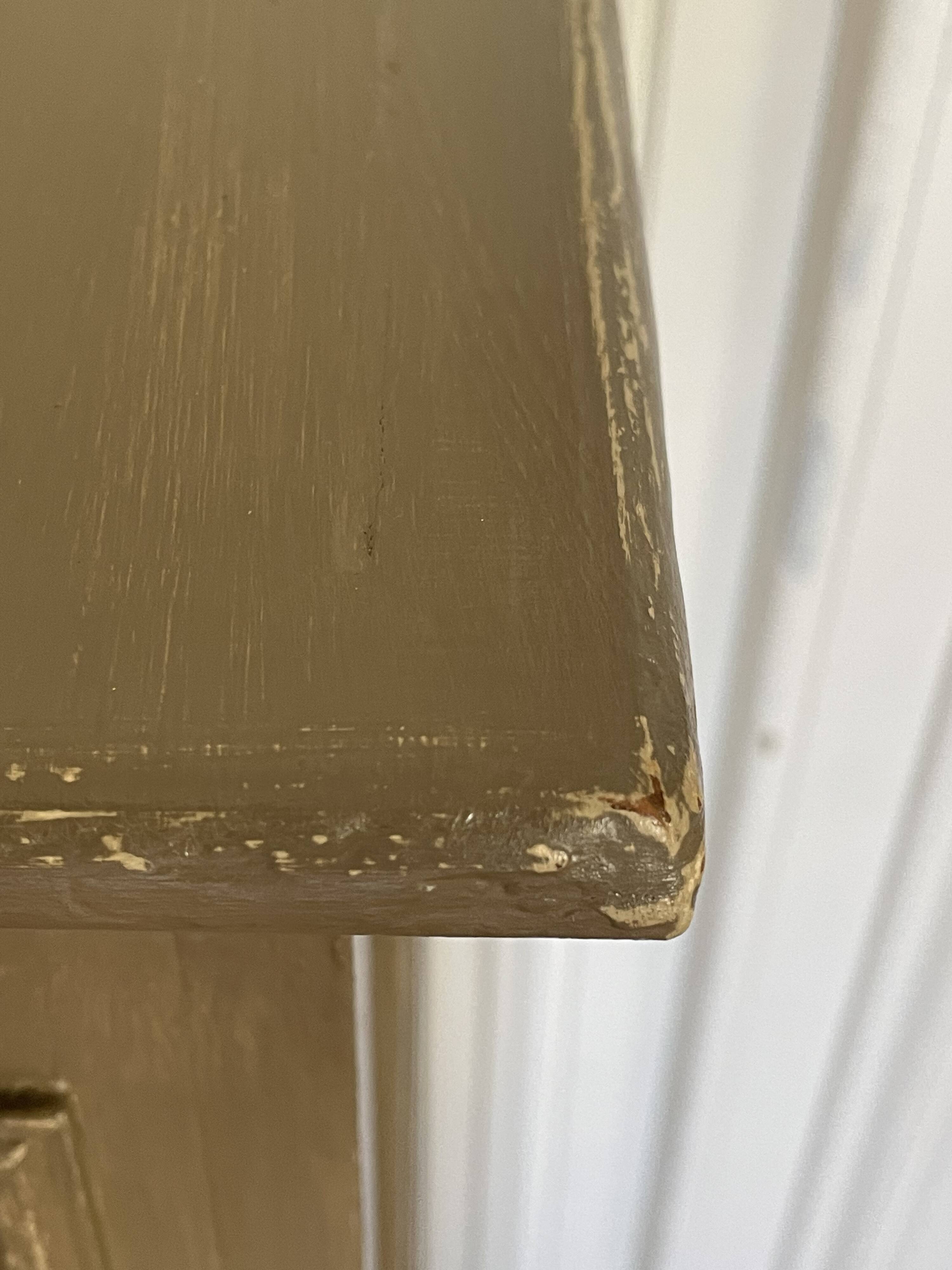 Colonne en bois peint