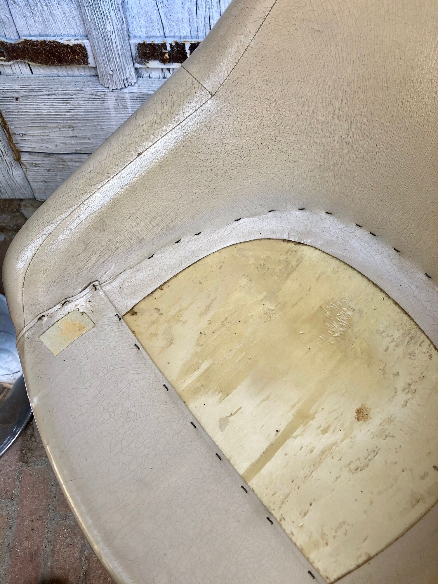 Set of 4 chairs tulip armchairs in beige skaï 1970