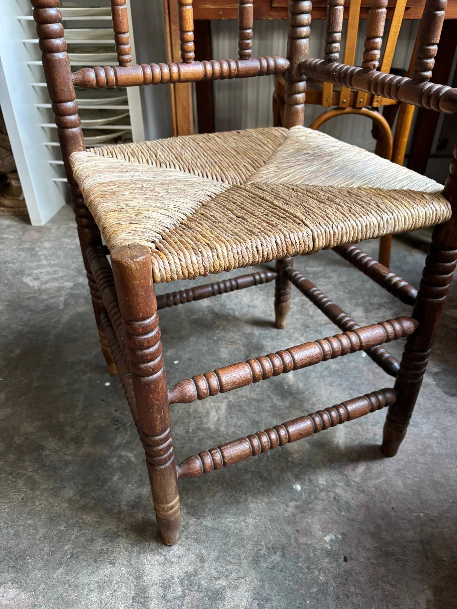 Corner chair in turned wood and straw