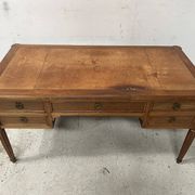 Bureau de style Louis XVI en bois de noyer Fin du XIX siècle