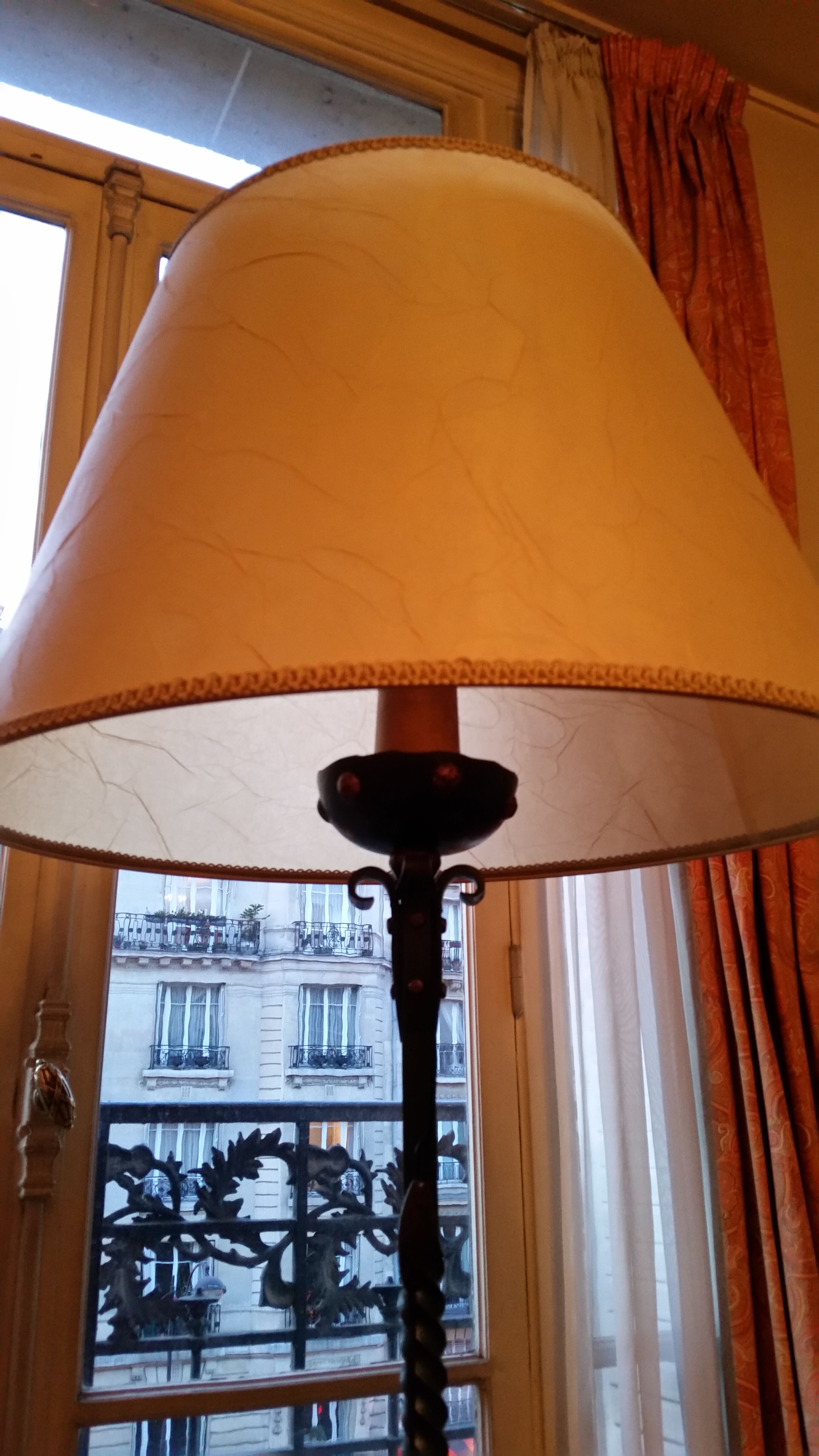 Lampadaire en fer forgé tripode des années 50