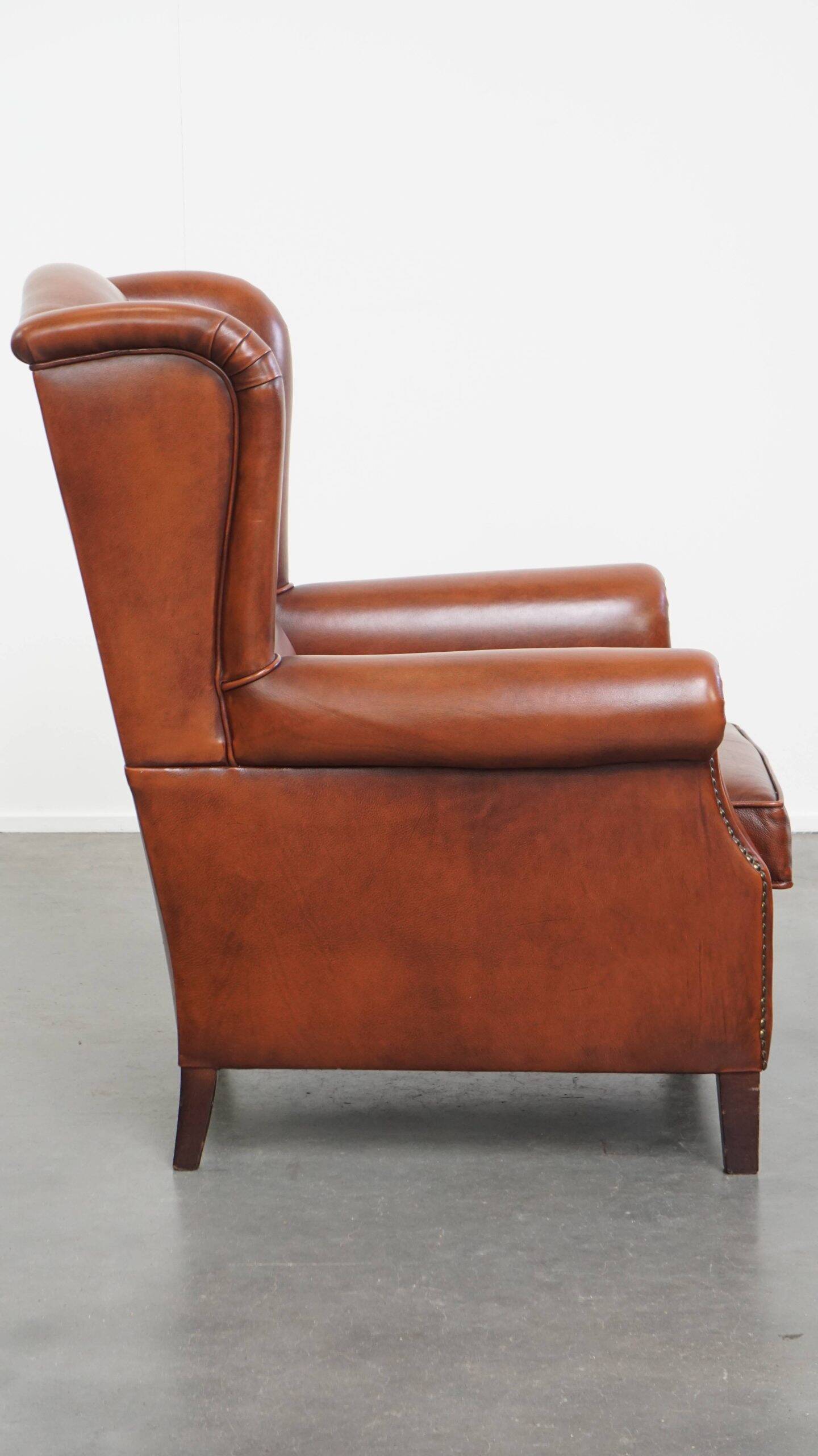 Fauteuil à oreilles de style anglais en cuir de vachette
