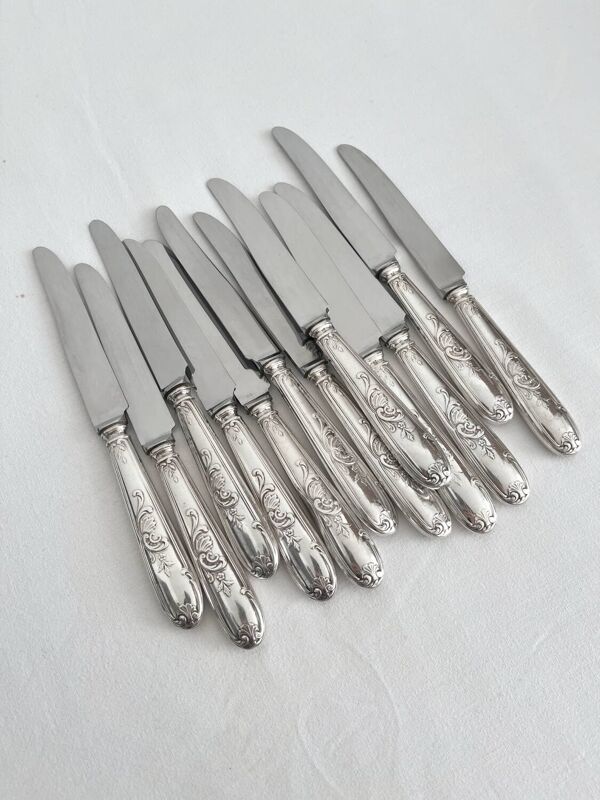 12 couteaux anciens en métal argenté décor acanthe coquille lame inox