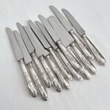 12 antique silver-plated knives with acanthus shell decoration and stainless steel blades.