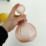 Flacon en verre rose