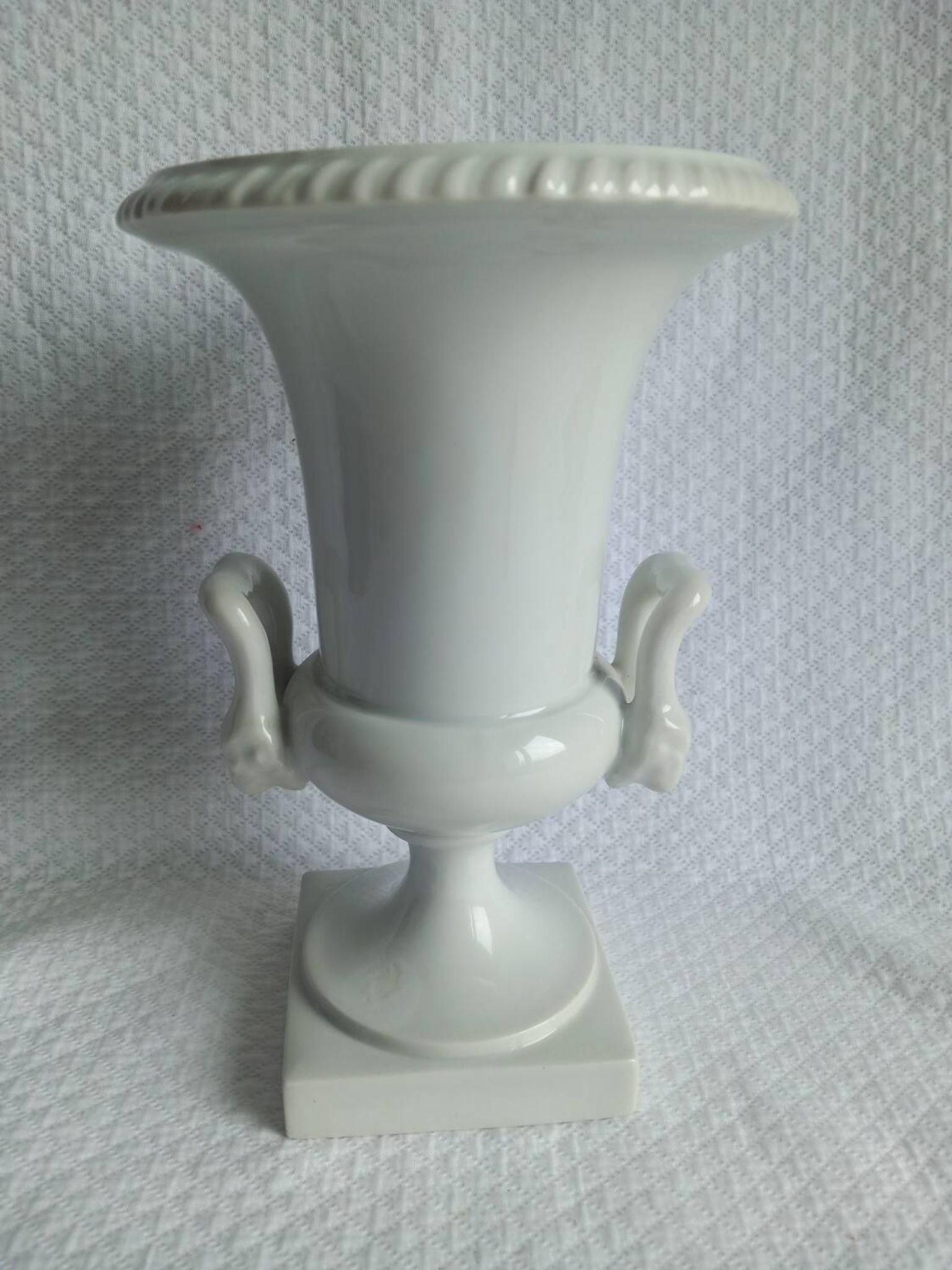 Ancien Vase Médicis en porcelaine blanche – style néoclassique –XIXᵉ