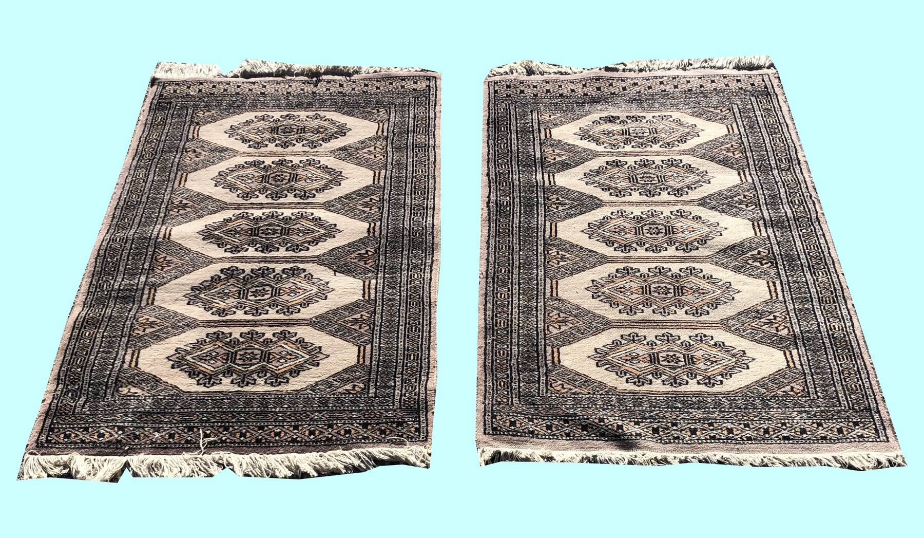 Pair of handmade Pakistani oriental rugs: 1.04 x 0.64 M