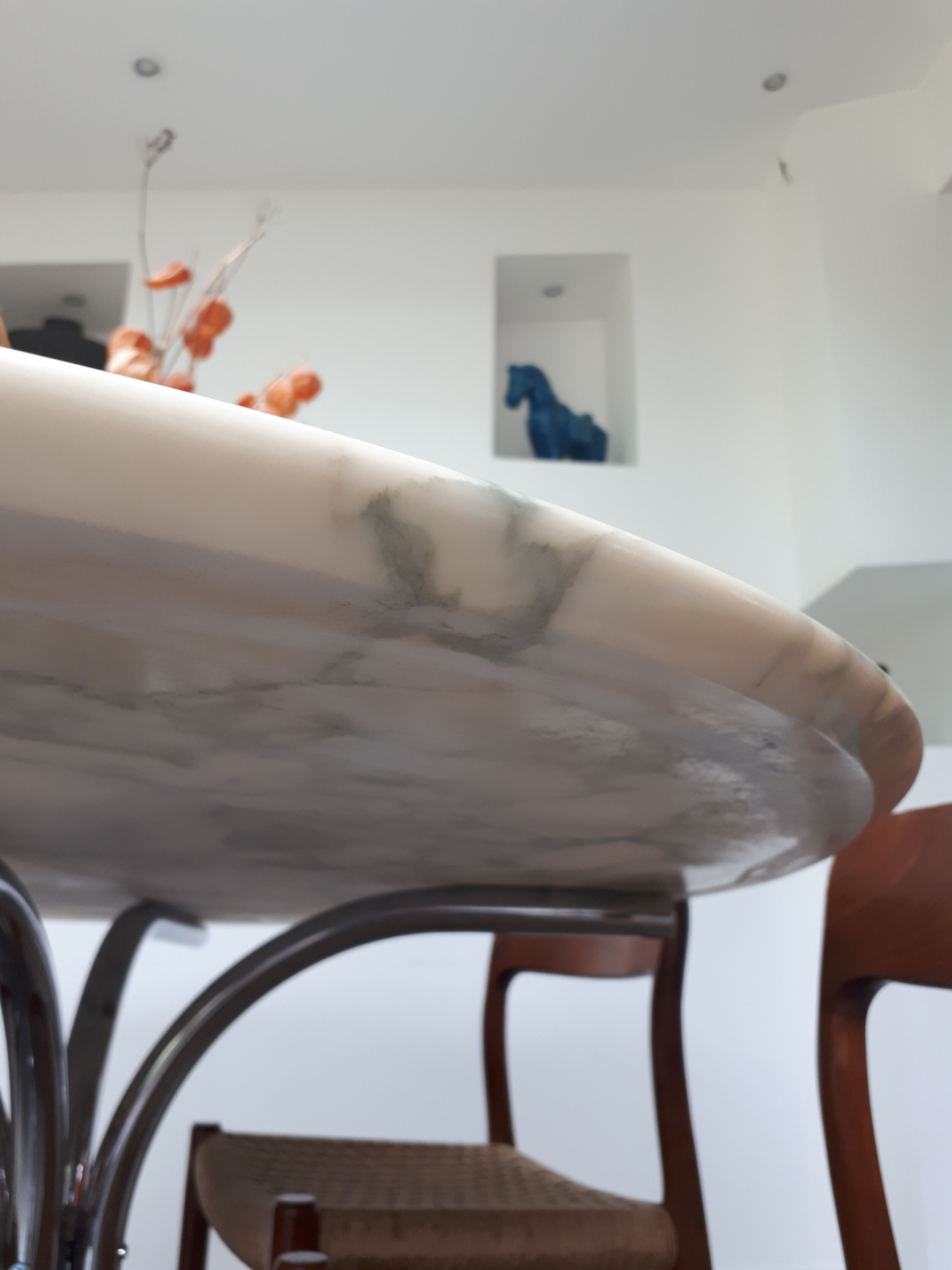 Marble table of the 70s at Roche Bobois