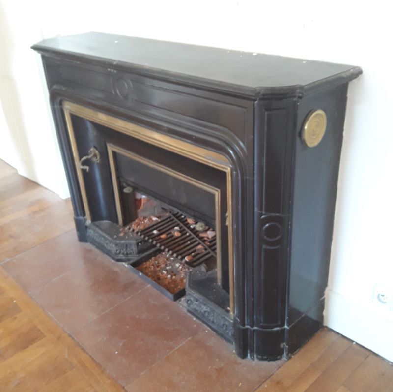 Fireplace XVIII° black marble louis XIV style with narrowed and floor slabs