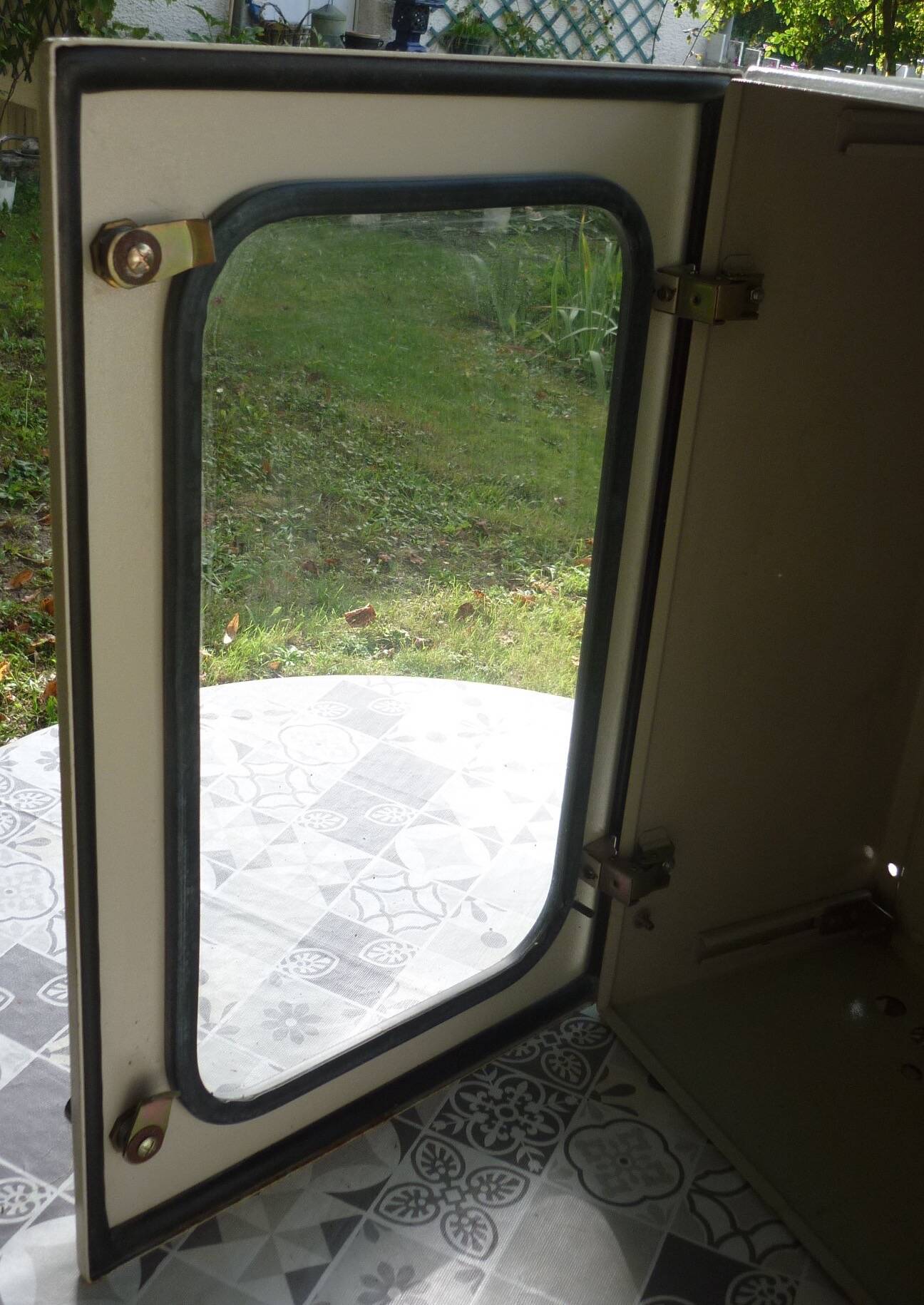 Sarel wall-mounted cabinet