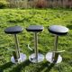Tabourets de bar en inox et cuir noir
