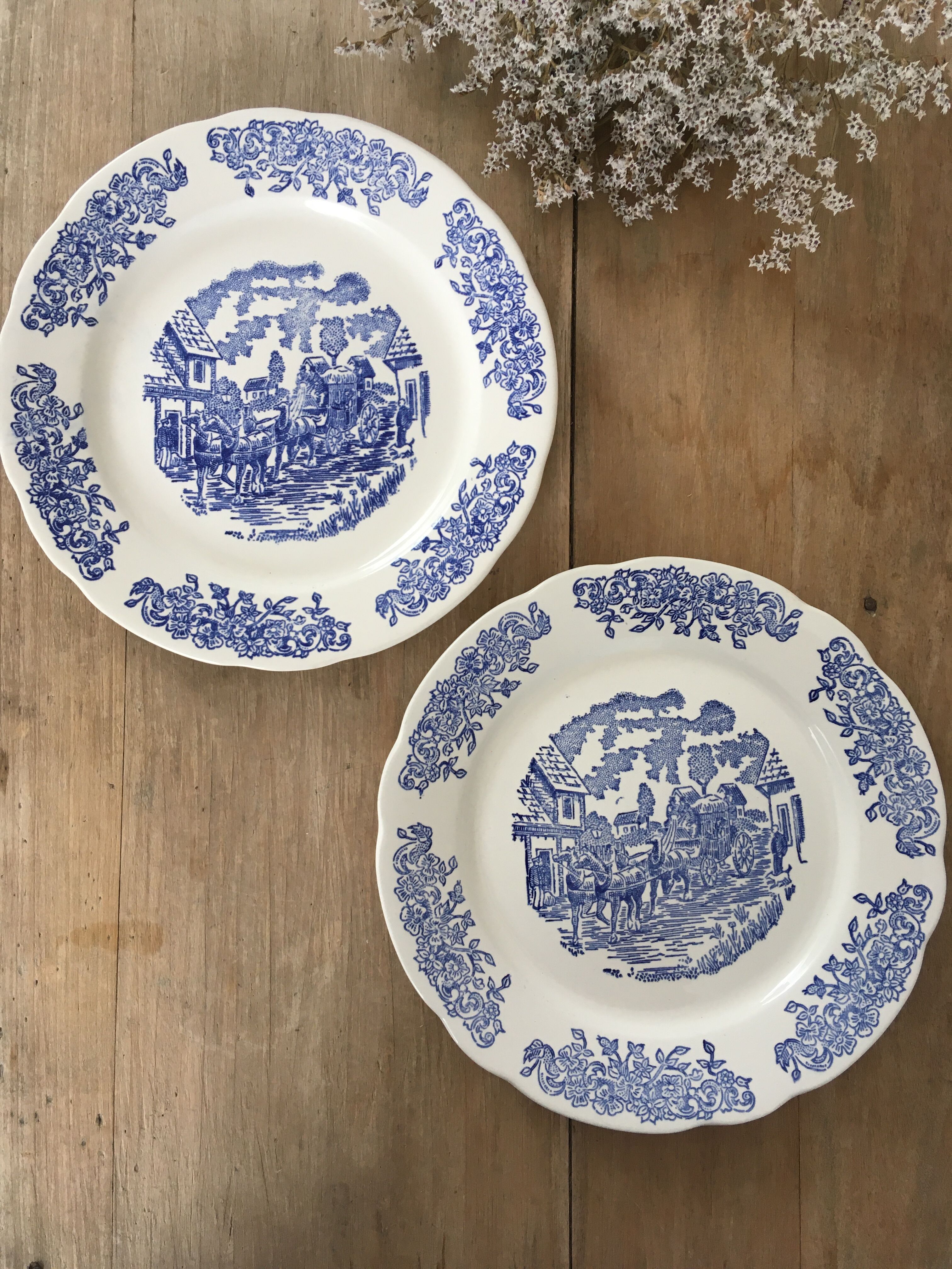 Pair of vintage plates "horses"