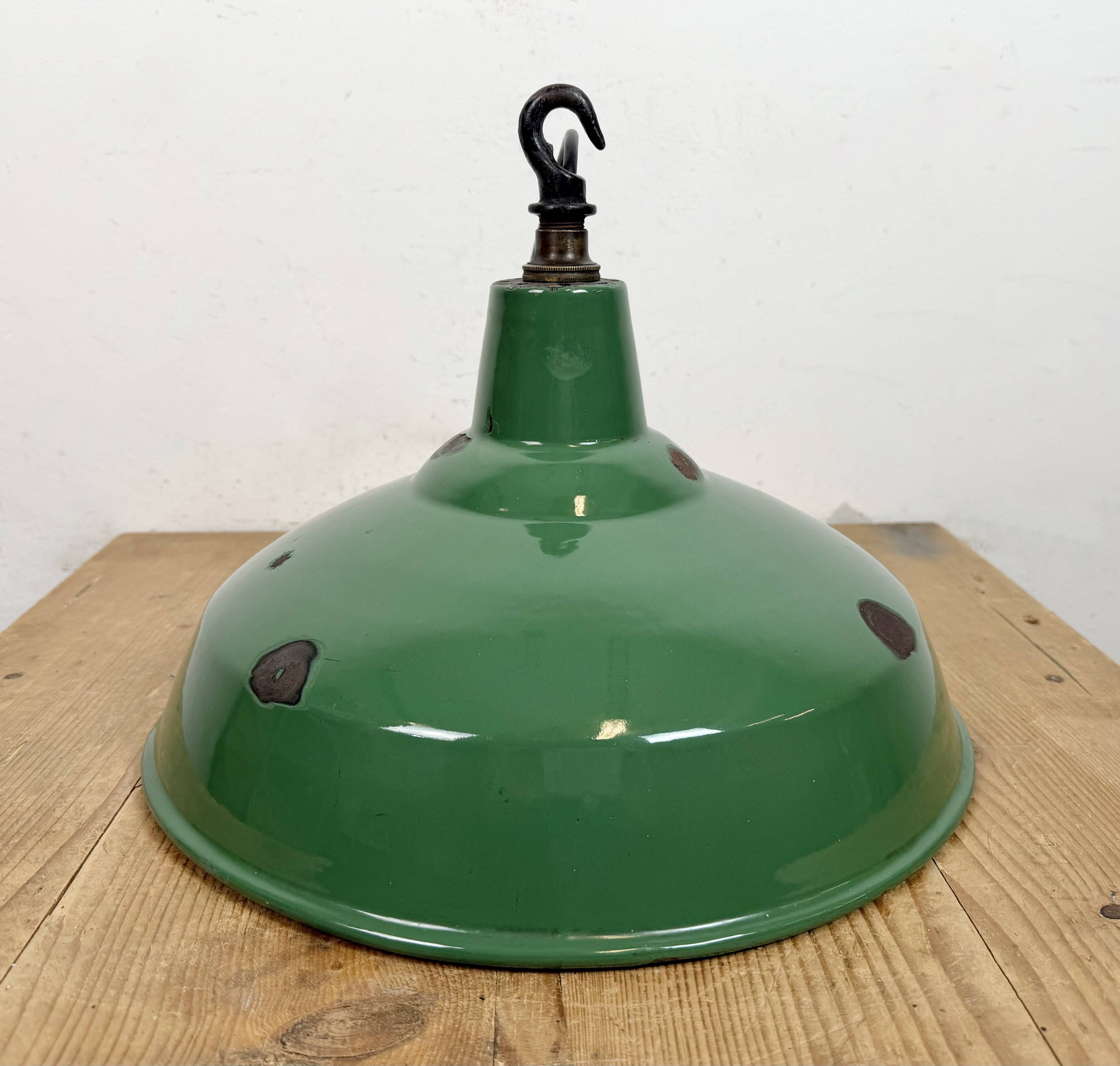 Lampe suspendue en émail vert britannique industriel, années 1960