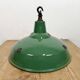 Lampe suspendue en émail vert britannique industriel, années 1960