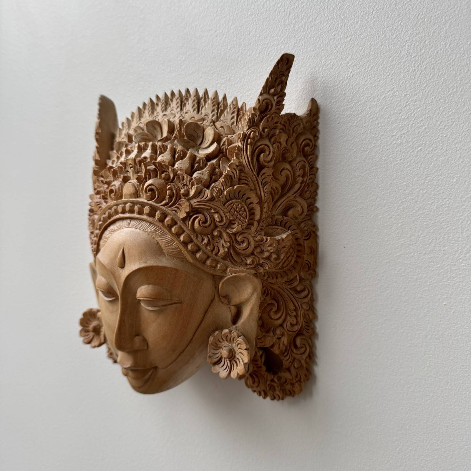 Masque balinais en bois sculpté milieu XXe