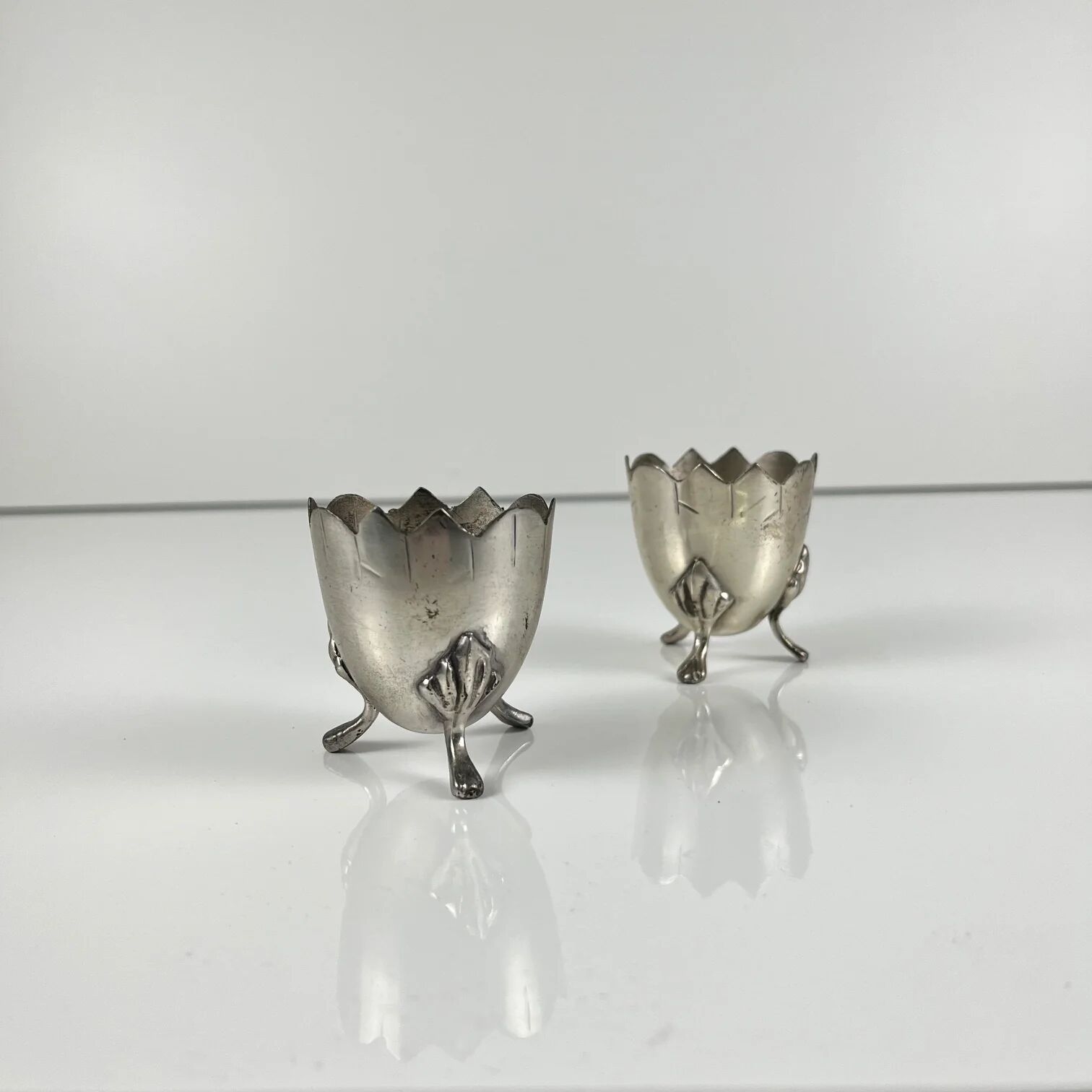 Paire de coquetiers anciens tripodes en maillechort, style Art Nouveau, vers 1900-1925