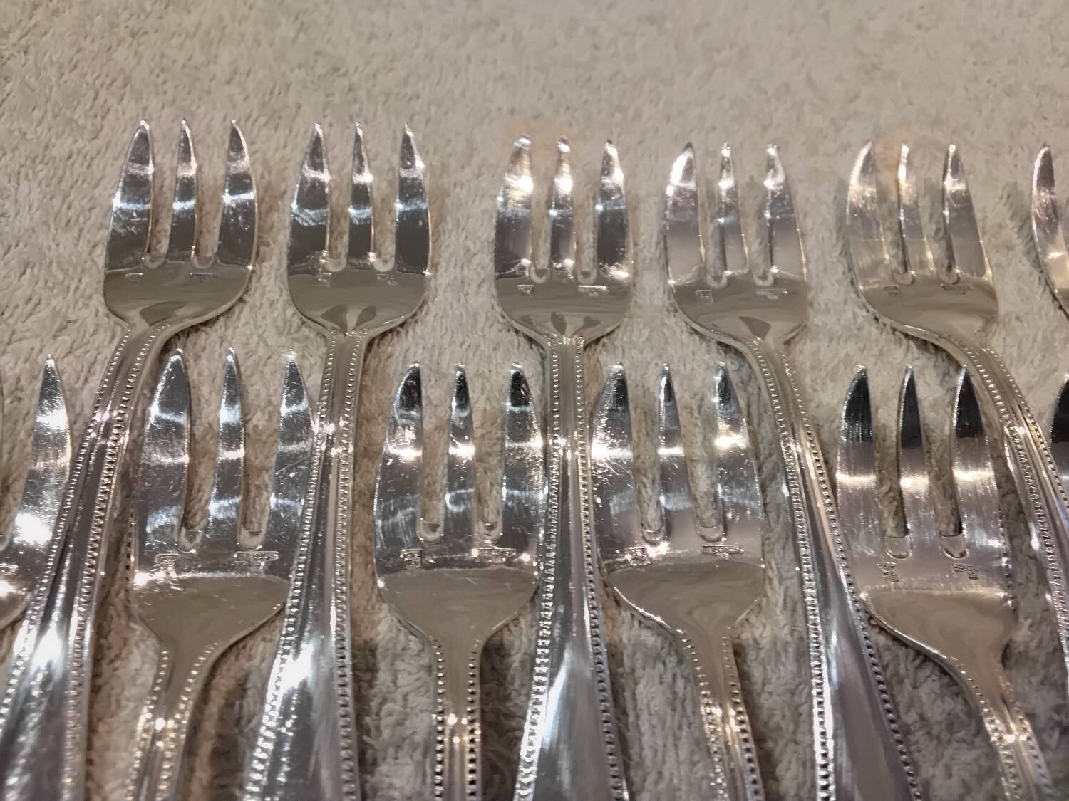 12 silver-plated oyster forks by the silversmith Ercuis, 12.2 cm